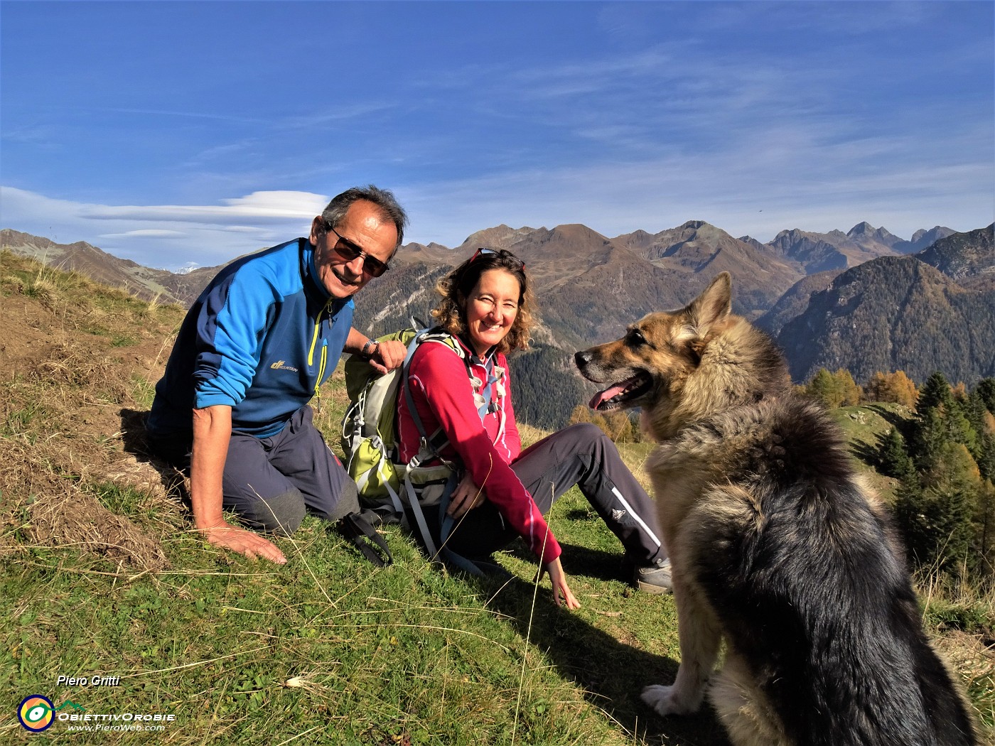 20 Dal Forcolino di Torcola (1856 m) inizia lo spettacolo di cime orobiche e di larici colorati d'autunno.JPG